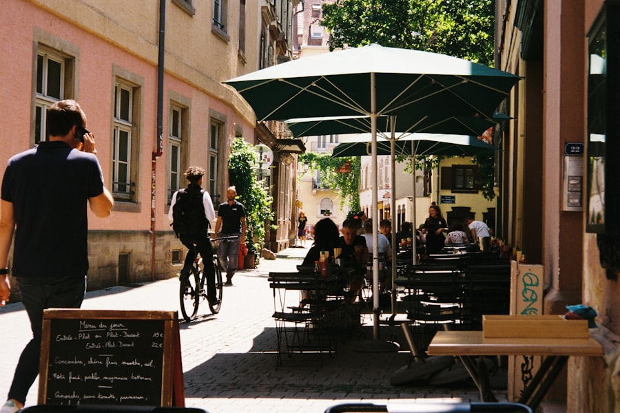 Gäste sitzen vor einem Café in einer Altstadtgasse